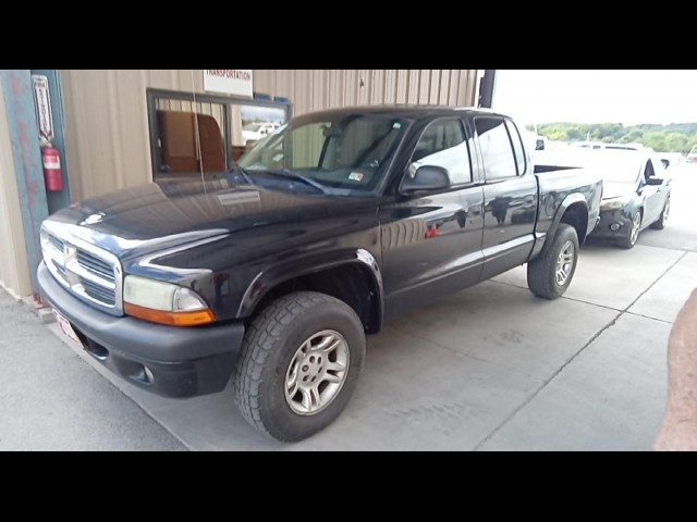 BUY DODGE DAKOTA 2004 4DR QUAD CAB 131
